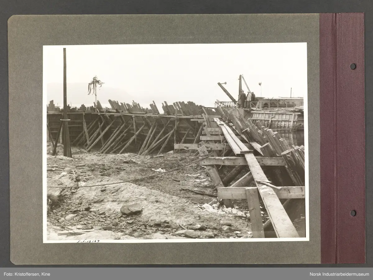 Fotoalbum med 48 sider og 48 innlimte fotografier fra Norsk Hydro på Herøya.