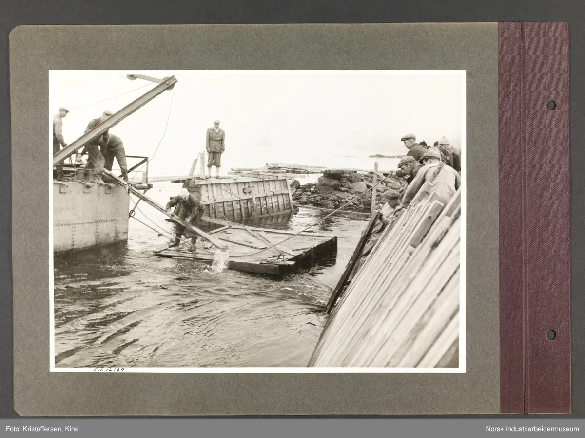 Fotoalbum med 48 sider og 48 innlimte fotografier fra Norsk Hydro på Herøya.