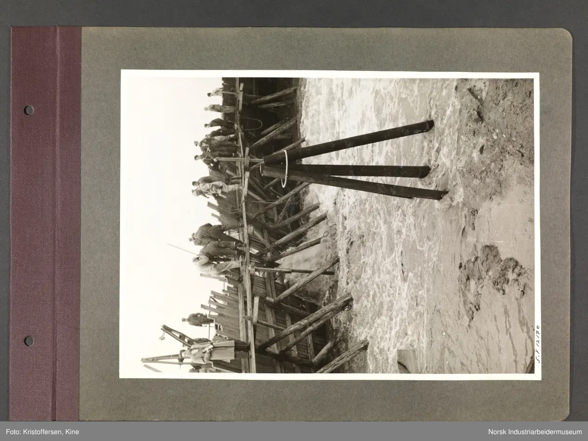 Fotoalbum med 48 sider og 48 innlimte fotografier fra Norsk Hydro på Herøya.