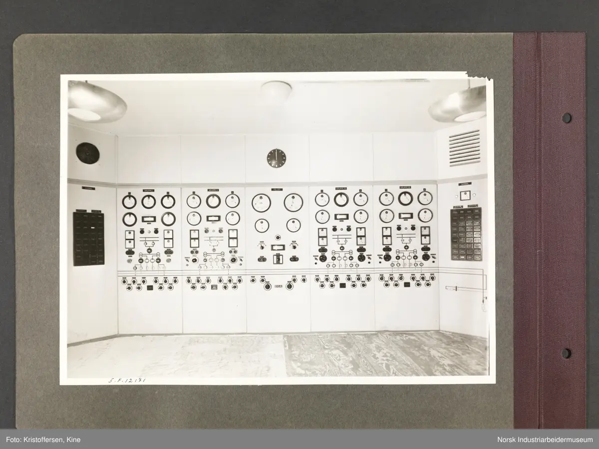 Fotoalbum med 48 sider og 48 innlimte fotografier fra Norsk Hydro på Herøya.