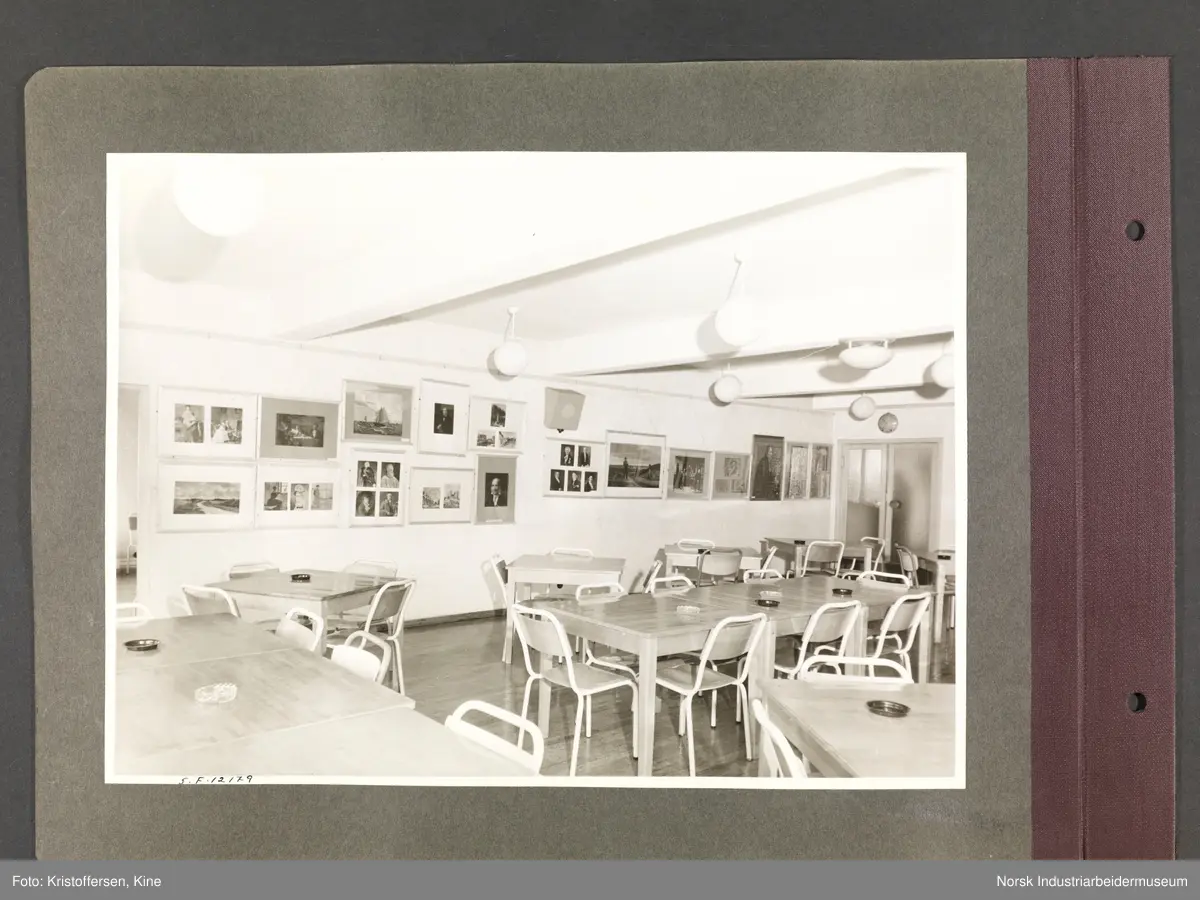 Fotoalbum med 48 sider og 48 innlimte fotografier fra Norsk Hydro på Herøya.