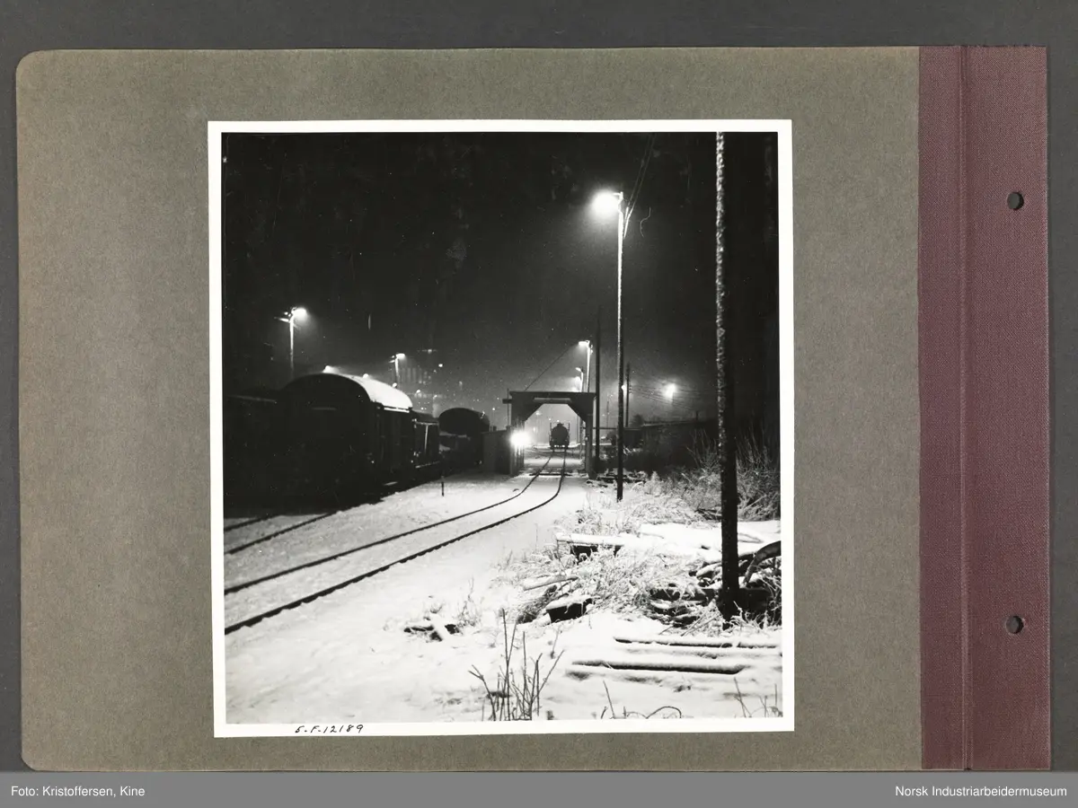 Fotoalbum med 48 sider og 48 innlimte fotografier fra Norsk Hydro på Herøya.