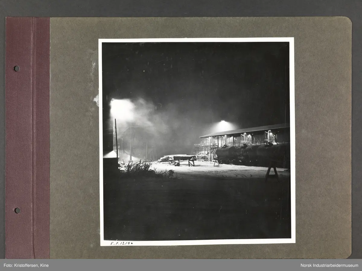 Fotoalbum med 48 sider og 48 innlimte fotografier fra Norsk Hydro på Herøya.