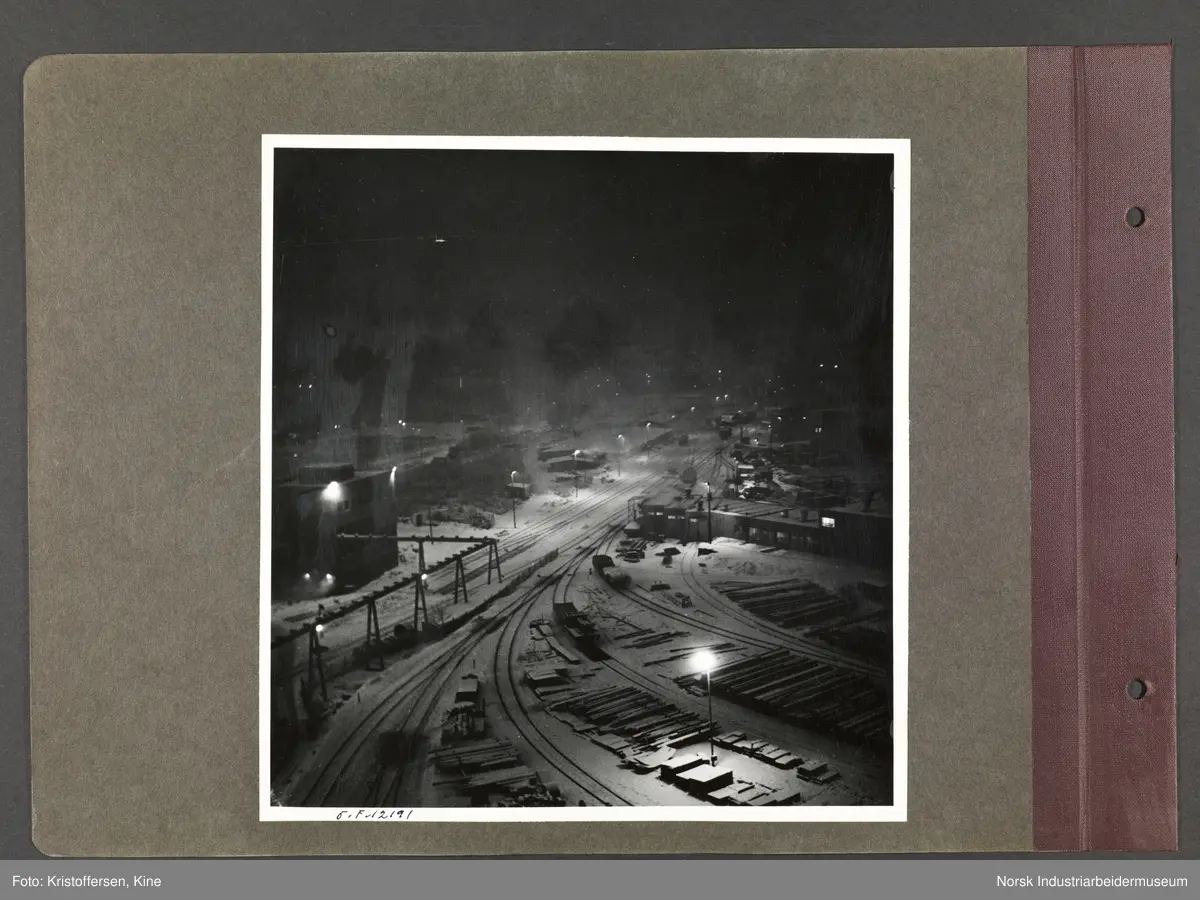 Fotoalbum med 48 sider og 48 innlimte fotografier fra Norsk Hydro på Herøya.