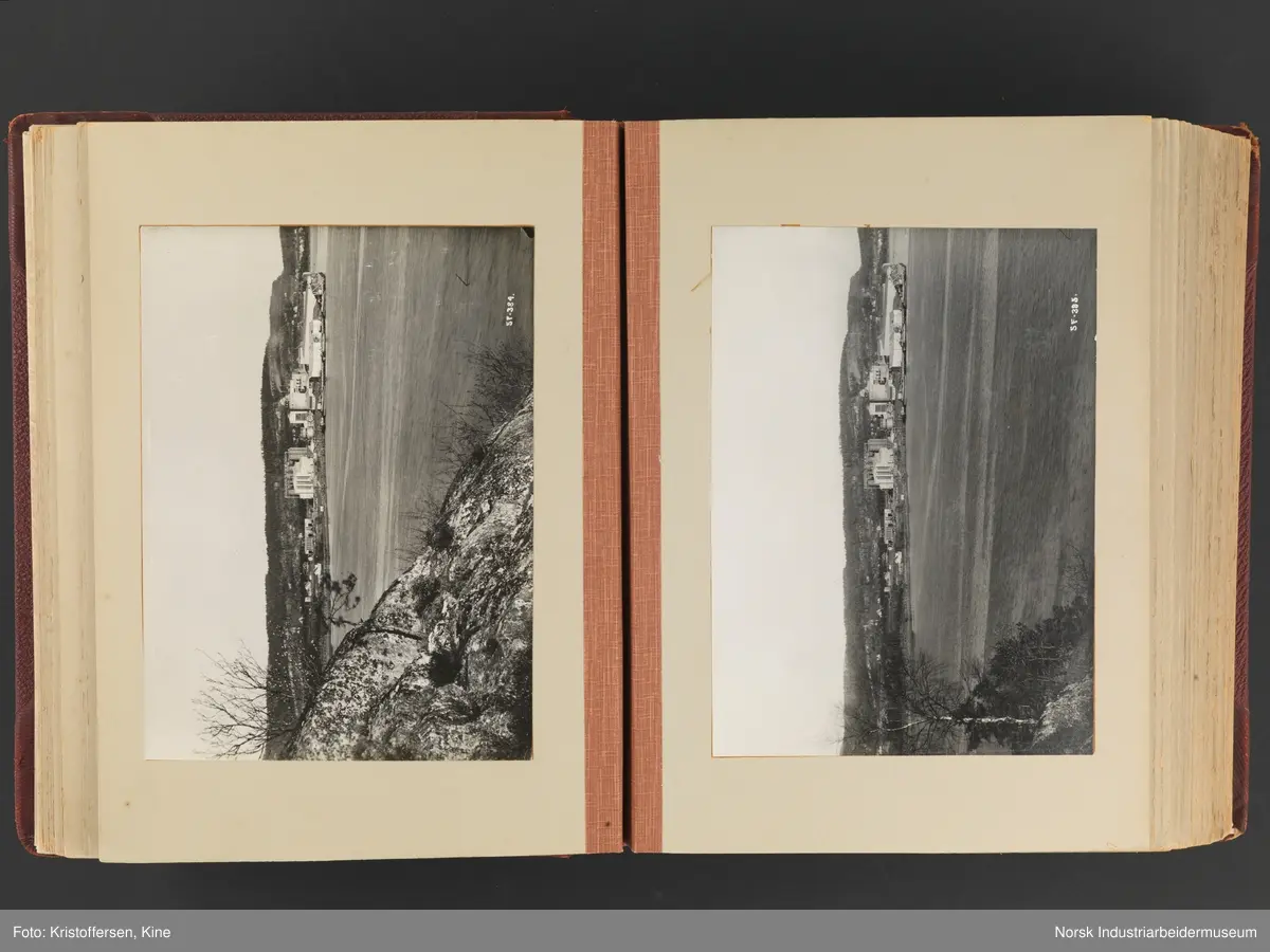 Fotoalbum med 88 sider og 116 innlimte fotografier fra Norsk Hydro på Herøya. Fotografiene viser starten av Eidanger Salpeterfabriker