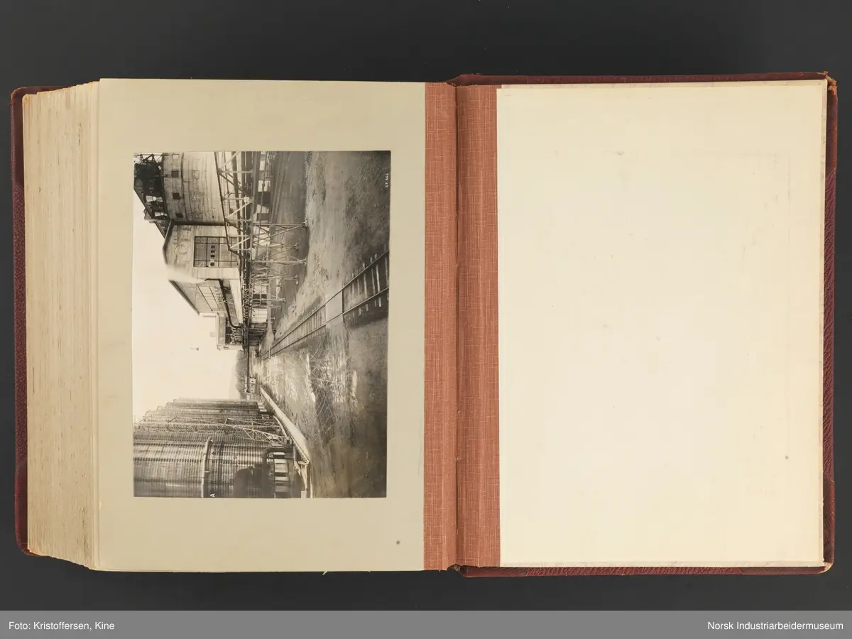 Fotoalbum med 88 sider og 116 innlimte fotografier fra Norsk Hydro på Herøya. Fotografiene viser starten av Eidanger Salpeterfabriker