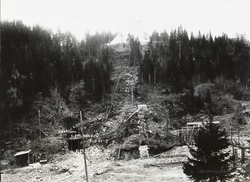 Kjørholt kalksteinsbrudd, sjakttårn sett fra veien