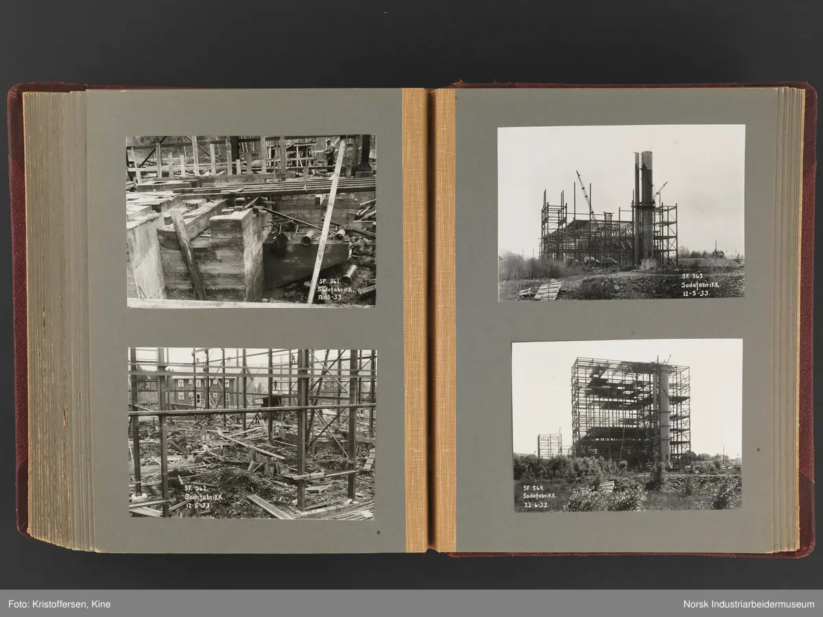 Fotoalbum med 88 sider og 116 innlimte fotografier fra Norsk Hydro på Herøya. Fotografiene viser starten av Eidanger Salpeterfabriker