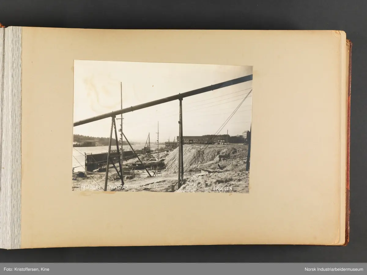 Fotoalbum med 100 sider og 53 innlimte fotografier fra Menstad i Skien
