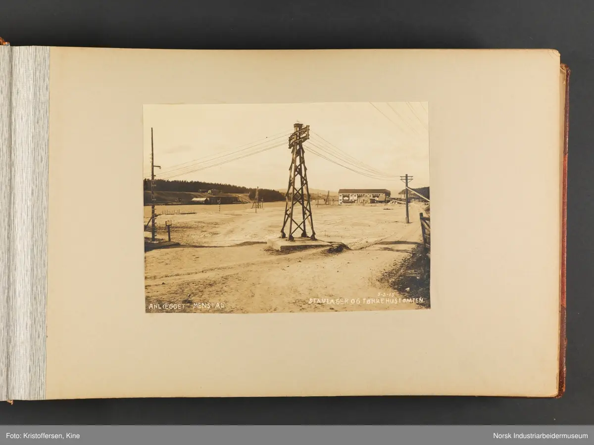 Fotoalbum med 100 sider og 53 innlimte fotografier fra Menstad i Skien
