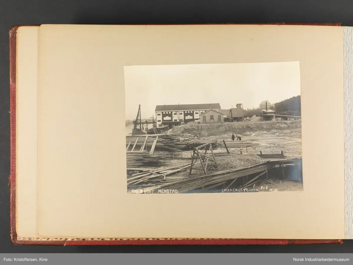 Fotoalbum med 100 sider og 53 innlimte fotografier fra Menstad i Skien