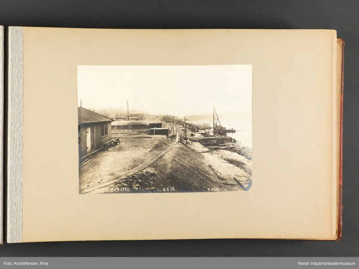 Fotoalbum med 100 sider og 53 innlimte fotografier fra Menstad i Skien