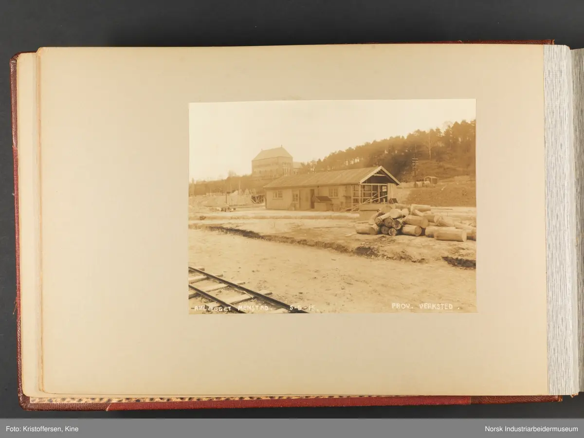 Fotoalbum med 100 sider og 53 innlimte fotografier fra Menstad i Skien