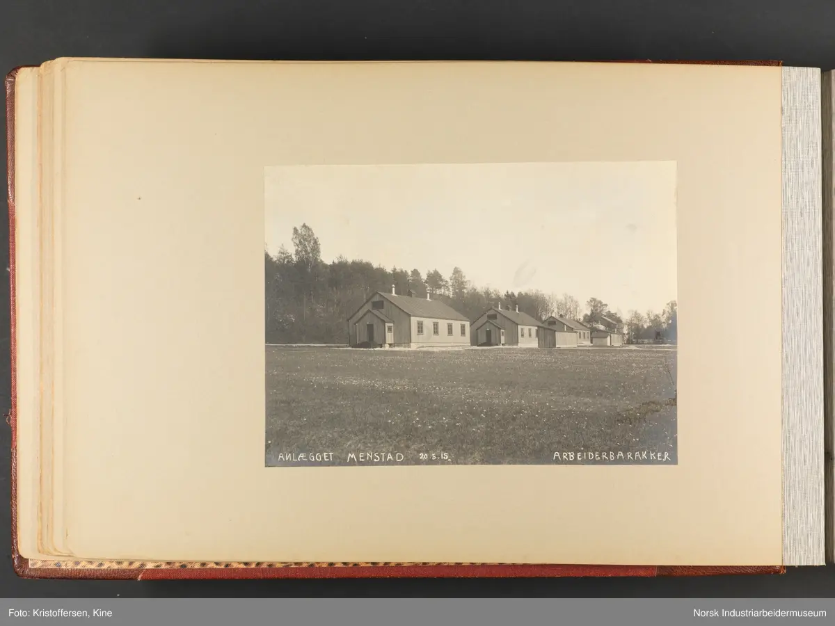 Fotoalbum med 100 sider og 53 innlimte fotografier fra Menstad i Skien