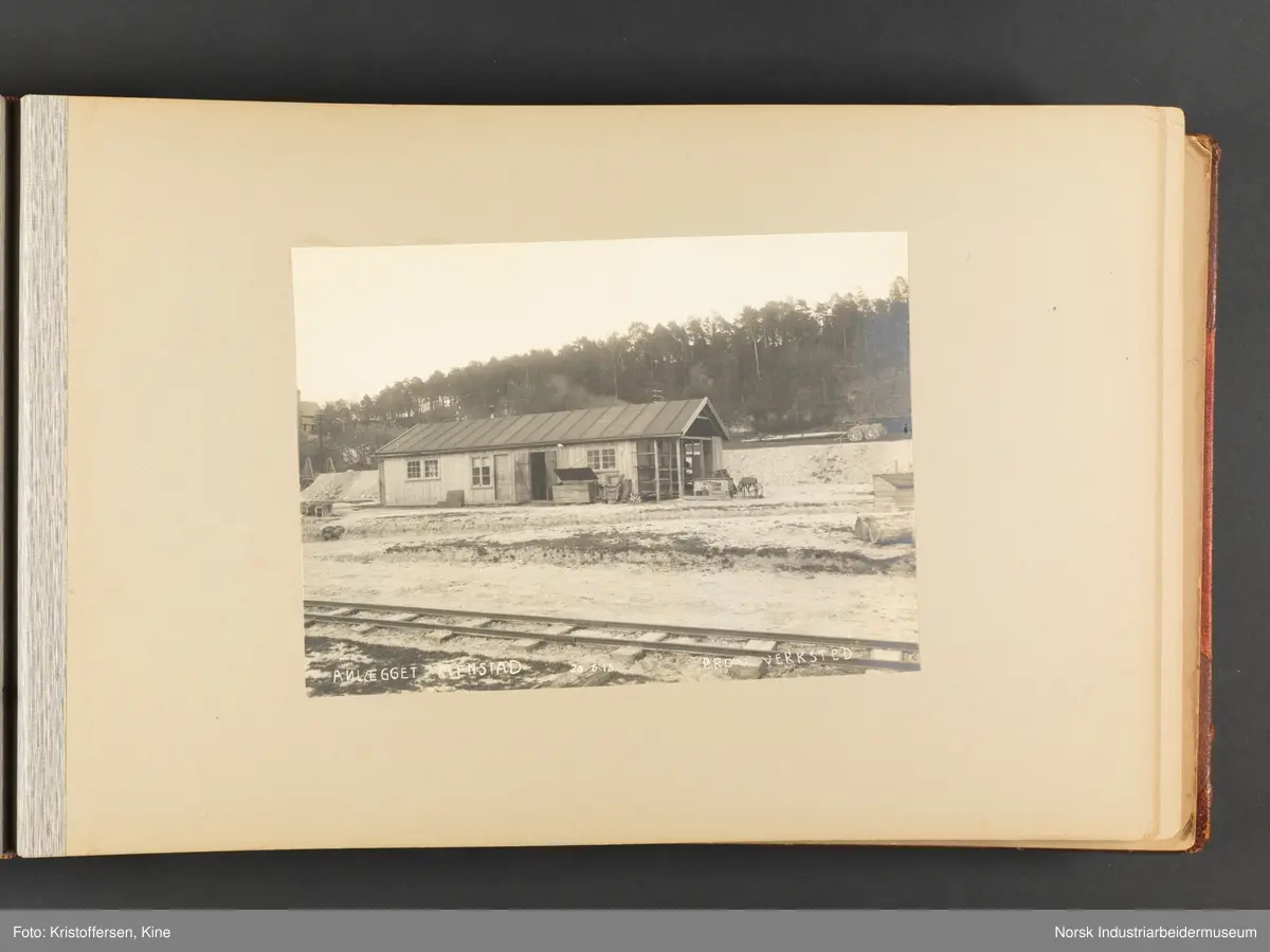Fotoalbum med 100 sider og 53 innlimte fotografier fra Menstad i Skien