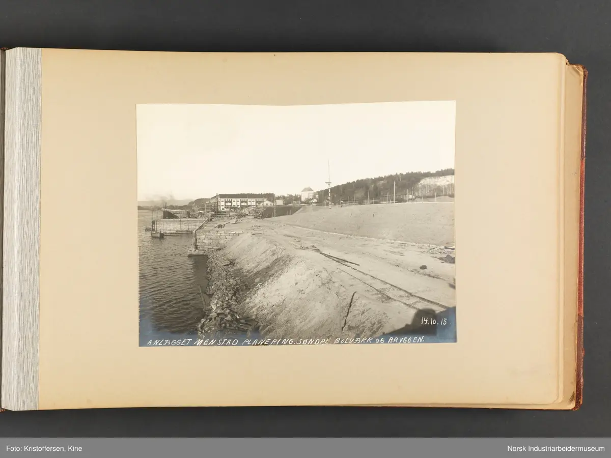 Fotoalbum med 100 sider og 53 innlimte fotografier fra Menstad i Skien