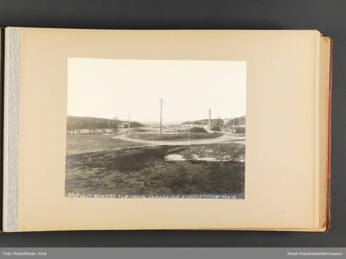 Fotoalbum med 100 sider og 53 innlimte fotografier fra Menstad i Skien