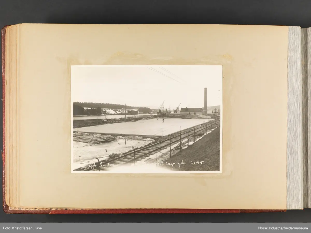 Fotoalbum med 100 sider og 53 innlimte fotografier fra Menstad i Skien