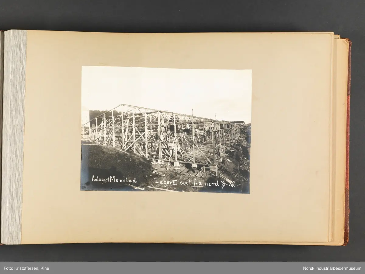 Fotoalbum med 100 sider og 53 innlimte fotografier fra Menstad i Skien