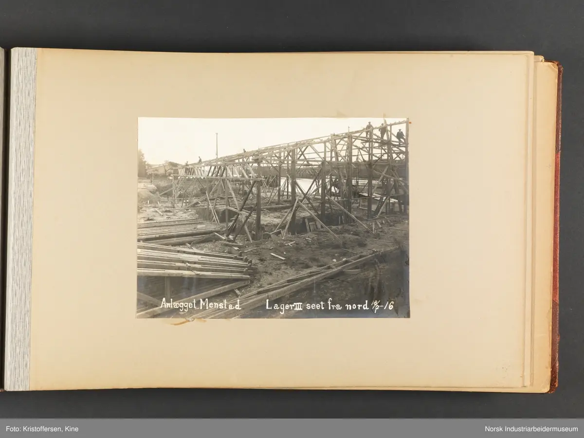 Fotoalbum med 100 sider og 53 innlimte fotografier fra Menstad i Skien