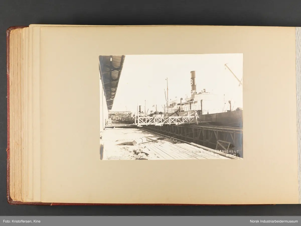 Fotoalbum med 100 sider og 53 innlimte fotografier fra Menstad i Skien