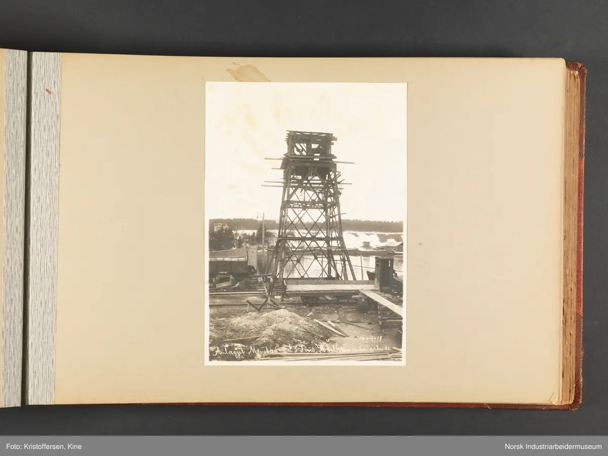 Fotoalbum med 100 sider og 53 innlimte fotografier fra Menstad i Skien