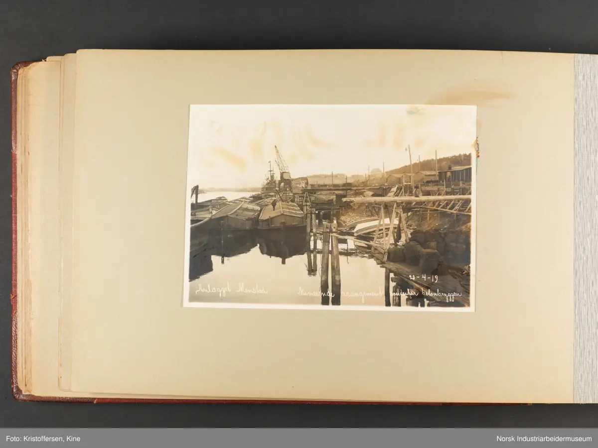 Fotoalbum med 100 sider og 53 innlimte fotografier fra Menstad i Skien