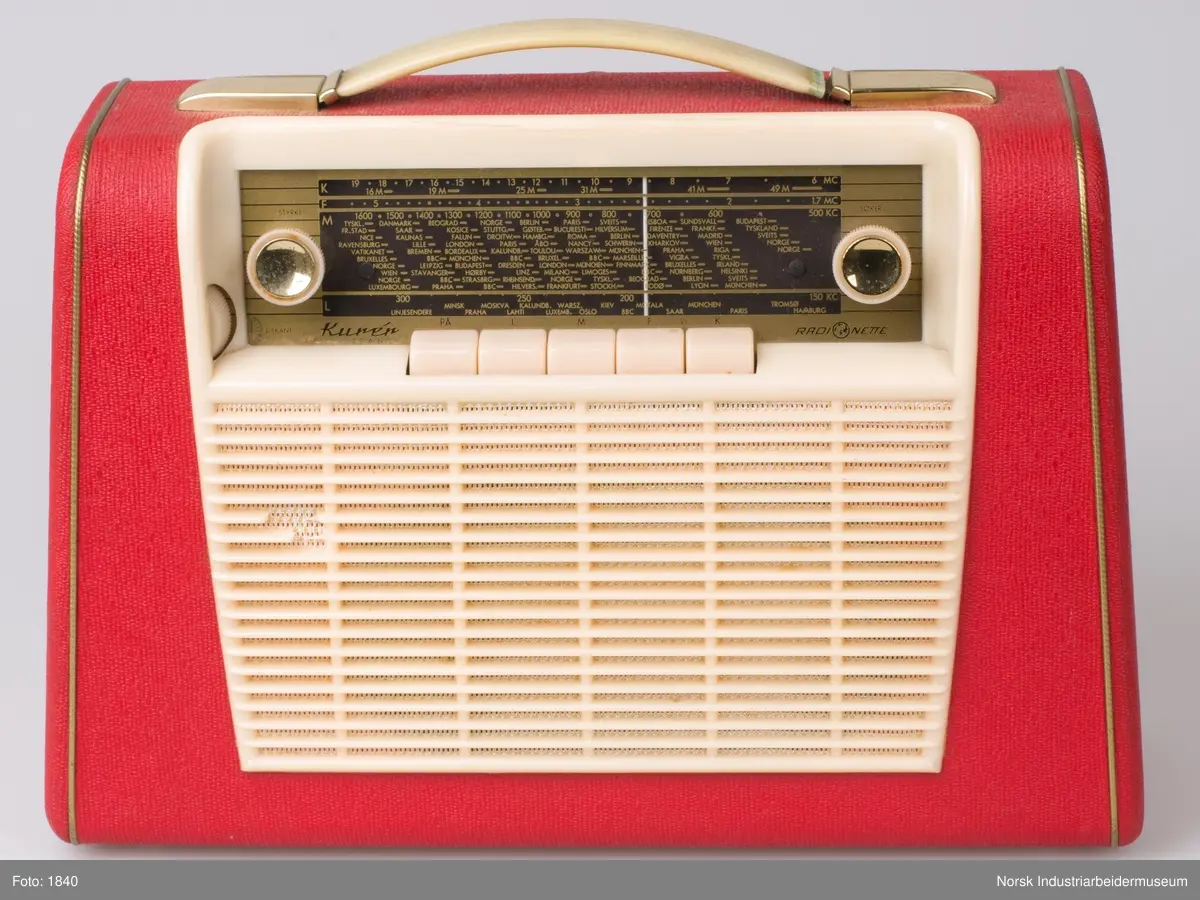 Rød håndholdt reiseradio