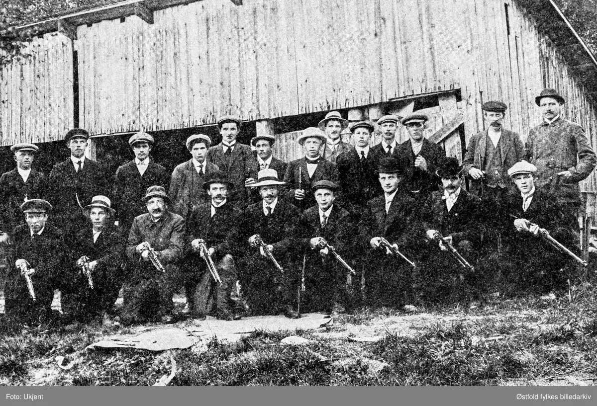 Spydeberg Skytterlag på Lundsmyra i 1912 i Spydeberg.

Første rekke fra venstre: 
Karl Skarberg
Embret Øverby
H. E. Galtebo 
Aksel Busch
Fr. Wister
Einar Skipperud
lærer Rollag 
G. M. Olsen
Oskar Solberg

2. rekke fra venstre: 
Jens Sølvberg
Syver Borger 
Kristian Karlsen 
Olav Magnussen
Aksel Hesleskaug 
Chr. Foss
Hans Haltorp
Asbjørn Nilsen
Ole Borgen 
Johansen
Kr. Vollene
Julius Johansen 
Oskar Galtebo