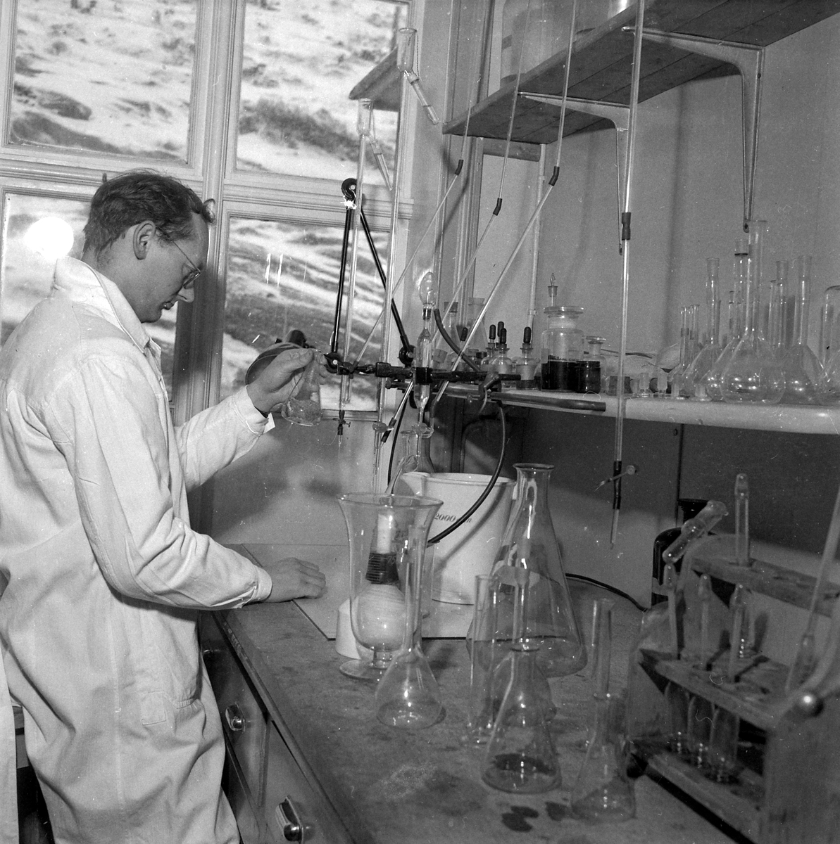 Lysøysund sildoljefabrikk. Kjemiker/laborant Magne Lysø i laboratoriet