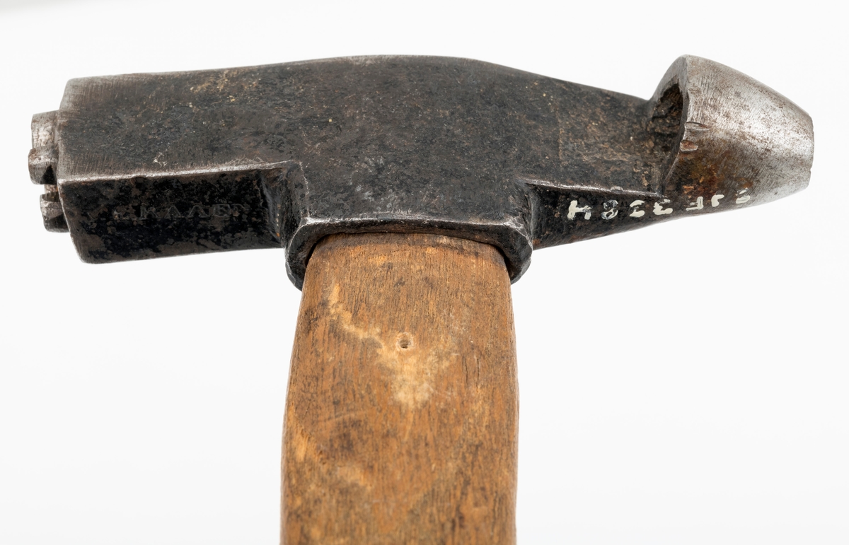 Avkortingsøks. Til øks å være, er dette et lite eksemplar med en hammer som er 12,6 centimeter høy og som har rektangulært tverrsnitt. I den ene endeflata er det to speilvendte S-er i opphøyet relieff (cirka 4 millimeter). Disse ble antakelig slått inn i endeveden på tømmerstokkene. I den andre enden av øksehodet er det en utsmidd stålsko som er 2,3 centimeter høy. Økseprofilen ble slått inn i stokkenes yteved, der den etterlot seg et sirkelrundt merke med diameter på cirka 1,2 centimeter (1/2 tomme). Slike merker ble brukt til å markere lengde på avkortinger som ble foretatt i forbindelse med innmåling og annamming av tømmer. Bakgrunnen for slike avkortninger kunne være skader eller feil, for eksempel på grunn av råtepartier eller vekstkrumninger som gjorde deler av stokken verdiløsr i skurlastproduksjonen. 

Øksa har rett 33,1 centimeter langt skaft av ubehandlet ask. I den fremre enden er det innslått en jernkile som skulle bidra til at øksehodet satt godt på skaftet når redskapet var i bruk.

I museets aksesjonsprotokoll har man antatt at de to S-ene er initialene til Steinkjer skogskople, som har overdratt gjenstanden til Norsk Skogbruksmuseum.
