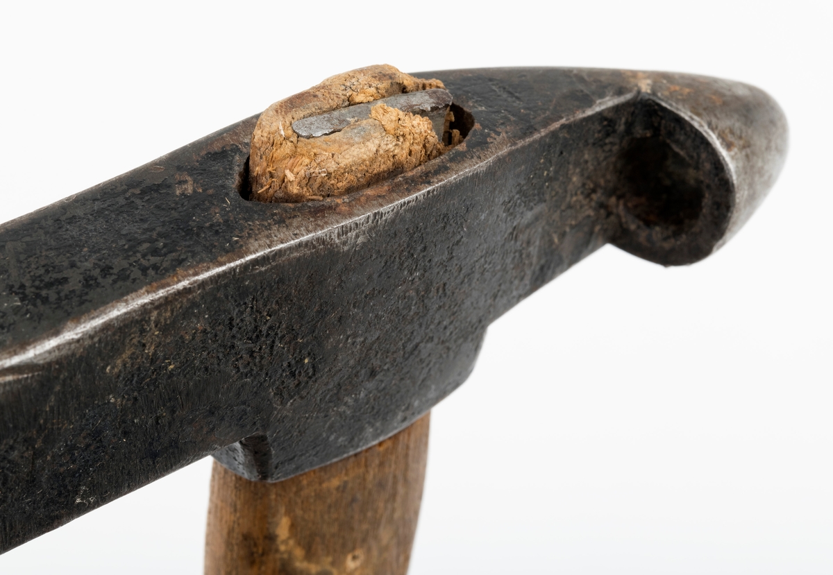 Avkortingsøks. Til øks å være, er dette et lite eksemplar med en hammer som er 12,6 centimeter høy og som har rektangulært tverrsnitt. I den ene endeflata er det to speilvendte S-er i opphøyet relieff (cirka 4 millimeter). Disse ble antakelig slått inn i endeveden på tømmerstokkene. I den andre enden av øksehodet er det en utsmidd stålsko som er 2,3 centimeter høy. Økseprofilen ble slått inn i stokkenes yteved, der den etterlot seg et sirkelrundt merke med diameter på cirka 1,2 centimeter (1/2 tomme). Slike merker ble brukt til å markere lengde på avkortinger som ble foretatt i forbindelse med innmåling og annamming av tømmer. Bakgrunnen for slike avkortninger kunne være skader eller feil, for eksempel på grunn av råtepartier eller vekstkrumninger som gjorde deler av stokken verdiløsr i skurlastproduksjonen. 

Øksa har rett 33,1 centimeter langt skaft av ubehandlet ask. I den fremre enden er det innslått en jernkile som skulle bidra til at øksehodet satt godt på skaftet når redskapet var i bruk.

I museets aksesjonsprotokoll har man antatt at de to S-ene er initialene til Steinkjer skogskople, som har overdratt gjenstanden til Norsk Skogbruksmuseum.