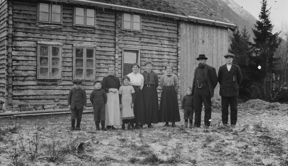 Petra Hagfors (datter til Nils Mikkelsen) med familie utenfor stua si.