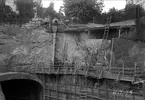 Stödjemur vid tunnel. Södra änden under uppförande