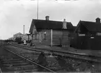 Första stationshuset i Hasslarp. Stins C. Stuhrs barn framför stationshuset