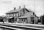 Långsele station. Stins Alsterlund hade serveringar. Detta både i östra flygeln och dels i väntsalen. I väntsalen hade stinsen enligt hörsägen ett helt menageri med apor och dylikt