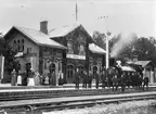 Station dekorerad inför kungabesök. Personal fr v: Stins J R Bruno, Tlst G A Carlmark, Tlst C A Tjeder, Kb  C Svanqvist, Kb  B Sederqvist, Stkf  A Norström, Stk J Svensson, Stk L D Qvick, Stk G Fernström, Stk  J Nilsson, Stk C Sundin, Nb G Kördel, ex stk C Norström, Bromsare Th Olsson, Lokf Jonsson, Eldare Mörner, Putsare O Boman