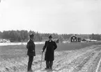 Stationen. Den gamle mannen är loket 