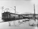 Statens Järnvägar, SJ malmtåg med lok Oa 10
Tillverkad av: Siemens 1915 i Tyskland.
Dobbeltlok. Ram och vagnskorg byggd i Falun. Byggd till malmbanan Kiruna-Riksgränsen-Narvik. Littrera O till 1919.
Fast kopplat med SJ Oa 9. Slopad 1954. Skrotad 1955 i Notviken.