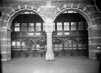 Hallen, Hovedbangården
Hovedbanegården är Köpenhamns centralstation som byggdes 1911.
Hovedbanegården är navet i det danska järnvägsnätet för fjärrtåg och en av Köpenhamns mest använda stationer.
Hovedbanegården öppnade 1911 och ersatte Köpenhamns gamla centralstation som funnits sedan 1864 och var belägen där Paladsteateret ligger idag. Byggnaden ritades av arkitekten Henrich Wench, som också ritade Østerport station. Boulevardbanen