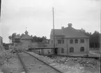 Nya stationshuset Södertälje Södra under uppförande. Det togs i bruk 1921. Byggnaden till höger om ställverket är en godshiss.