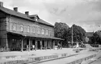 Svedala station med pressbyråns kiosk i funkisstil.