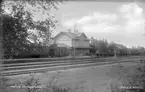 Hällnäs station. Stationshuset är av typen Hällnäsmodellen och är ritat av den dåvarande chefsarkitekten vid Statens Järnvägars arkitektkontor, Adolf Wilhelm Edelsvärd.