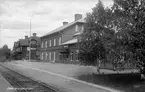 Jörn station. Närmast i bild ligger järnvägshotellet, bortom det syns stationshuset.