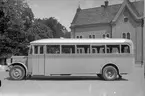 Scania buss för Nilsson, Berg. Stadshuset i bakgrunden. Karossen tillverkad av Aktiebolaget Svenska Järnvägsverkstäderna, ASJ. Leveransfoto.