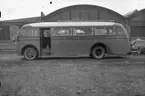 Volvo B1-buss för Haglund & Larsson. Karossen tillverkad av Aktiebolaget Svenska Järnvägsverkstäderna, ASJ.