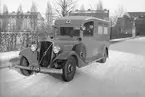 Volvo-ambulans, Grauers Stockholm. Karossen tillverkad av Aktiebolaget Svenska Järnvägsverkstäderna, ASJ. Leveransfoto. ASJ gjorde totalt elva karosser till ambulanser under åren 1941 och 1942.