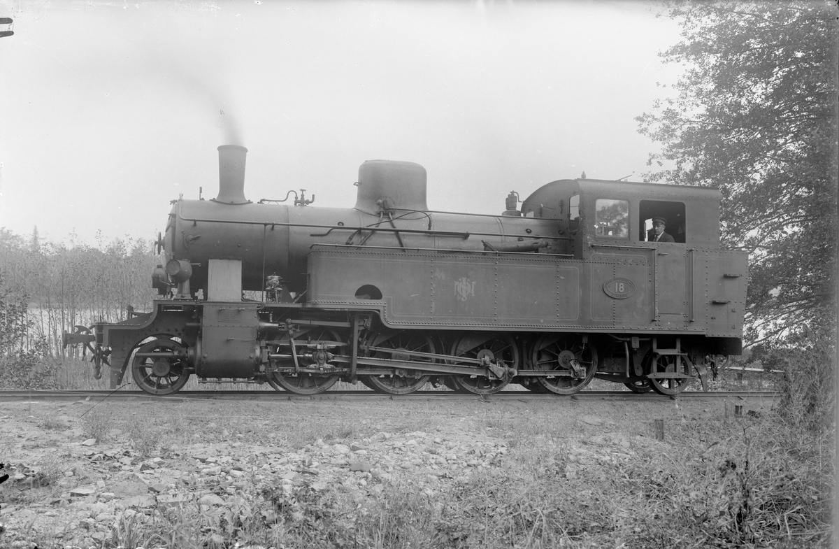 NÖJ nr 18 (f.d. ID SJ N4p 3160), 891 mm. Tillverkarnummer MV 668.
Axelföljd: 1D1.
Dragkraft: 6210 kg.
Vikt: 41,4 ton.