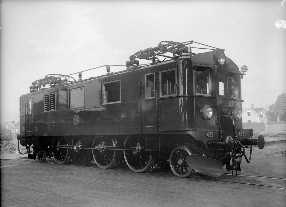 Ellok SJ Dk nr 432
F.d. littera Du, Du2.
Renoverad och delvis återställt till utförande som Dk i 1950-talsutförande. Universallok av den första standardtypen med nitad stålkorg. Nitad hytt, typiskt brunlok och lådformigt som de flesta ellok, men i ganska gott skick. Delvis återställt och ommålat. Utrustat med ATC sedan det kom till museet.
