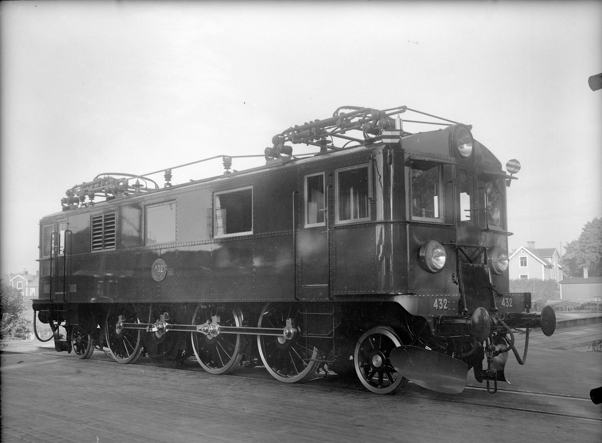 Ellok SJ Dk nr 432
F.d. littera Du, Du2.
Renoverad och delvis återställt till utförande som Dk i 1950-talsutförande. Universallok av den första standardtypen med nitad stålkorg. Nitad hytt, typiskt brunlok och lådformigt som de flesta ellok, men i ganska gott skick. Delvis återställt och ommålat. Utrustat med ATC sedan det kom till museet.